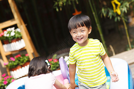 幼儿园学童可爱的儿童在户外玩耍图片
