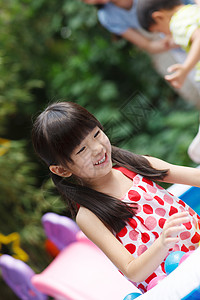 东方人彩色图片仅一个人兴奋的小女孩在户外玩耍图片