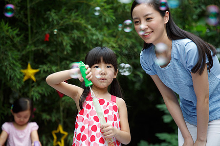 幼儿园学童半身像纯洁幼儿园教师和可爱的小女孩图片