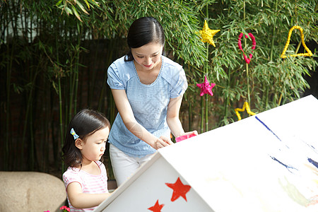 彩色木屋彩色图片合作休闲装幼儿园的师生在做手工背景