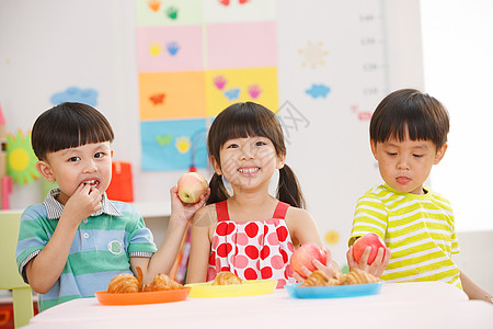 幼儿园儿童在吃早餐图片