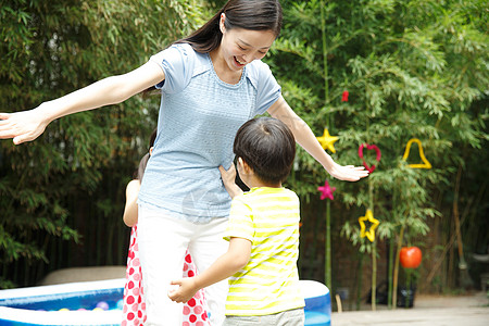 幼儿园里老师和儿童在做游戏图片