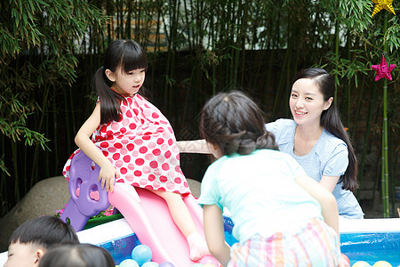 幼儿园学童享乐亚洲幼儿园儿童和教师在户外玩耍图片