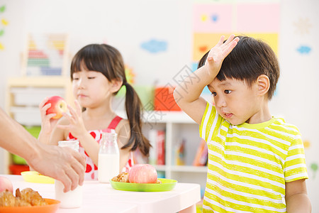 瓶子中女孩健康饮食幼儿园儿童在吃早餐背景