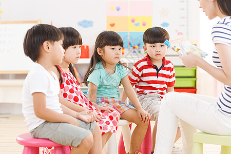 关爱亚洲老师和儿童在幼儿园里图片