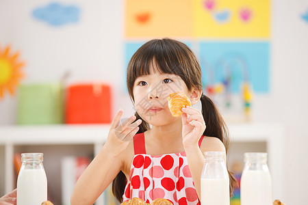 幼儿园儿童在吃早餐面包图片