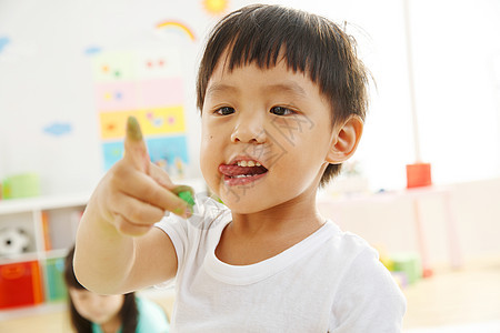 小男孩在幼儿园里画画图片