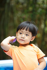 彩色图片学龄儿童东亚可爱的儿童在户外玩耍图片