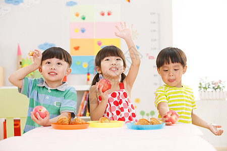 私立学校幼儿园儿童在吃早餐图片