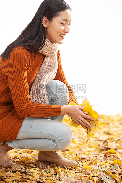 青年女人秋天郊游图片