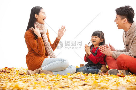 金色毛衣男人幸福家庭户外玩耍图片