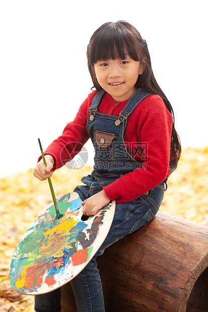 亚洲放松小女孩画画图片