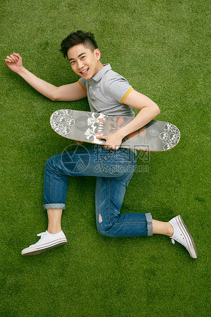 时尚活力的青年男人玩滑板图片