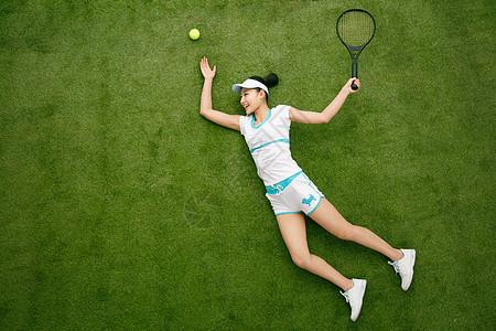 青年女人打网球图片