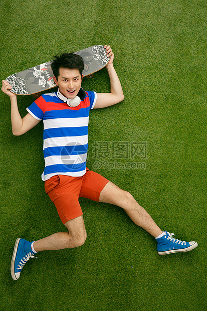 运动时尚活力的青年男人玩滑板图片