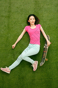 控制音乐女孩时尚的青年女人玩滑板背景