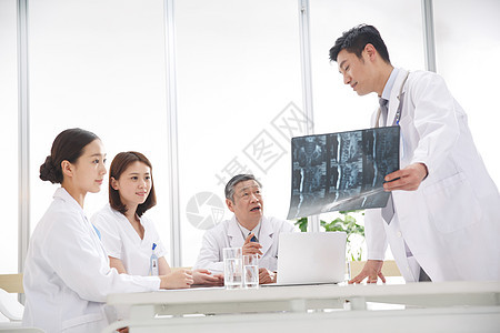 医务工作者在看X光片图片