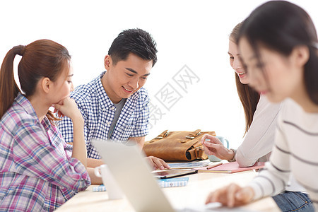 户内高等学府年轻的大学生在使用电脑图片