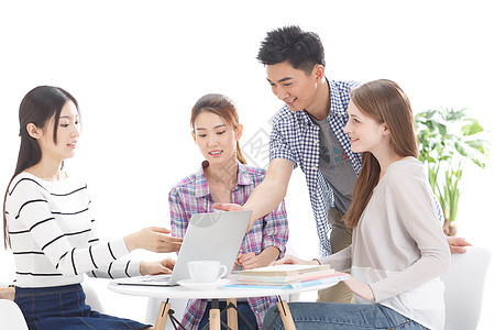 西方女性留学生亚洲人英俊年轻的大学生在使用电脑背景