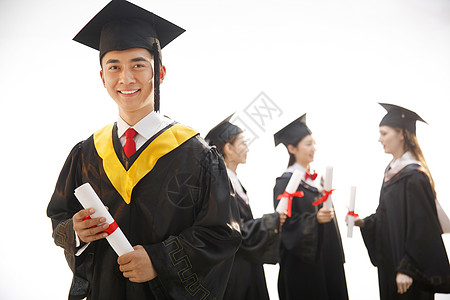 人生巅峰自信大学生穿着学士服庆祝毕业背景