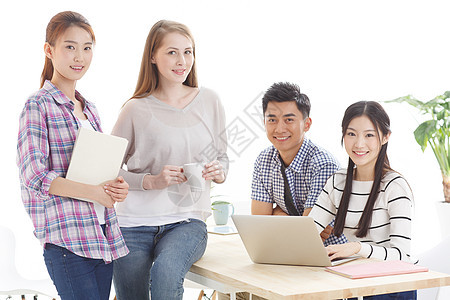 白种人亚洲人青年女人年轻的大学生在使用电脑图片