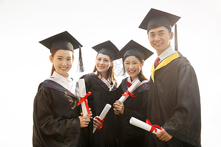 毕业大学生穿着学士服庆祝毕业图片