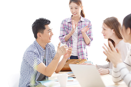 笔记本电脑互联网表现积极年轻的大学生在使用电脑图片