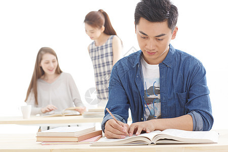 留学美女协助年轻的大学生在学习图片