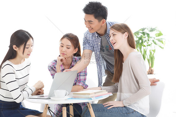 留学生男人学习年轻的大学生在使用电脑图片