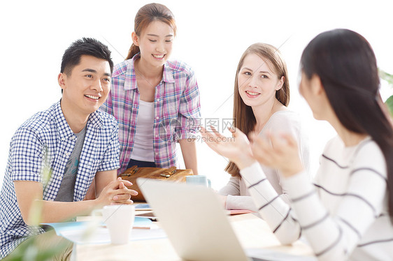 水平构图人亚洲年轻的大学生在使用电脑图片