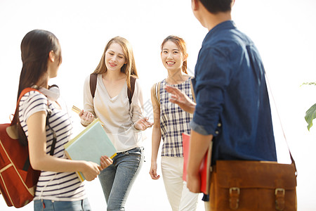 文化交流休闲活动英俊西方人四个年轻的大学生背景