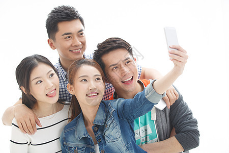 漂亮的人电子产品相伴四个的大学生使用手机拍照图片