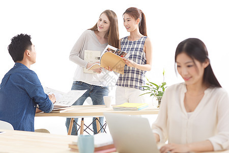 户内相伴教育年轻的大学生在学习图片