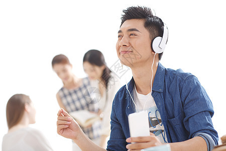 信心户内男人年轻的大学生在学习图片