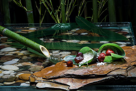 水中粽叶里的糯米和红枣图片