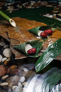 咸鸭蛋和粽子米水中粽叶里的糯米和红枣背景