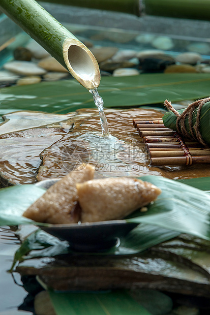 流水旁粽叶上的肉粽图片