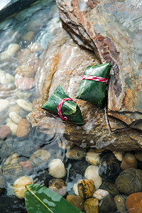 小溪流水边的端午粽子图片