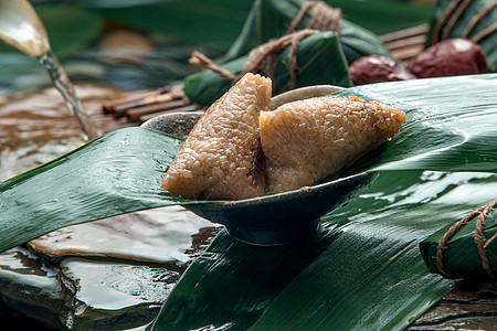 树叶png小溪流水边的端午粽子背景