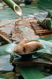 小溪流水边的肉粽图片