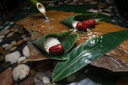 小溪流水边粽叶里的糯米和红枣图片