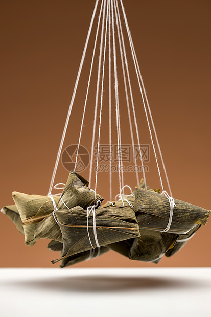悬挂的传统节日美食粽子图片