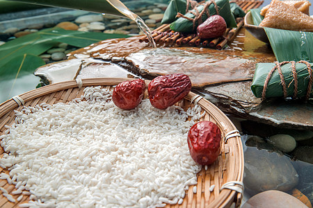水和竹子素材流水下的糯米和红枣背景