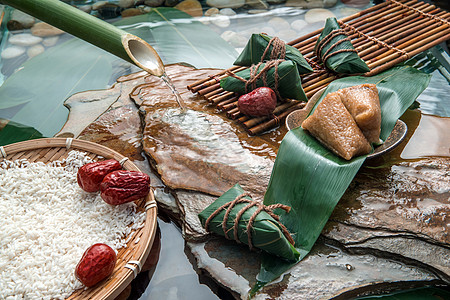 流水下的糯米红枣粽和肉粽图片