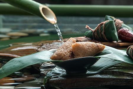 水和竹子素材流水下的粽叶和粽子背景