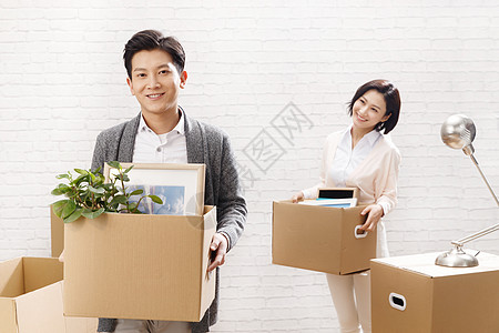 亚洲人和谐搬家年轻夫妇搬新家图片