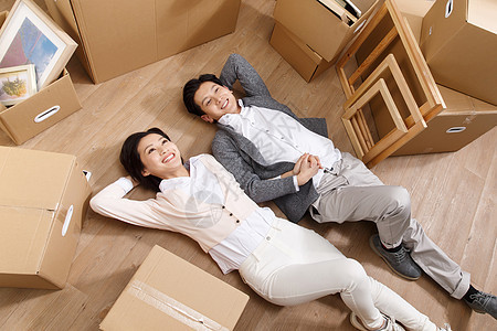 乐趣水平构图起居室年轻夫妇躺在地板上图片
