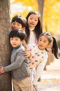 天真伙伴四个人欢乐的男孩女孩在户外玩耍图片