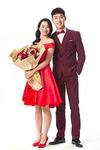 裙子东方人摄影身穿红色礼服的情侣拿着玫瑰花图片
