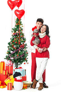 雪人抱着圣诞树两个人快乐的青年情侣过圣诞背景